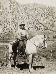 Underwood & Underwood - Theodore Roosevelt on horseback carrying rifle, 1905