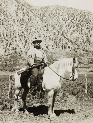 Underwood & Underwood - Theodore Roosevelt on horseback carrying rifle, 1905